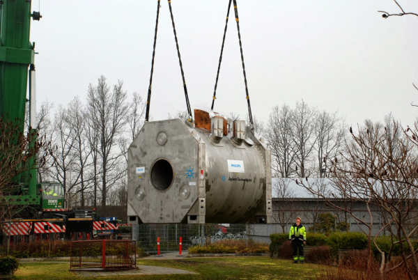 7T magnet for MRI research arrived succesfully at Hvidovre Hospital